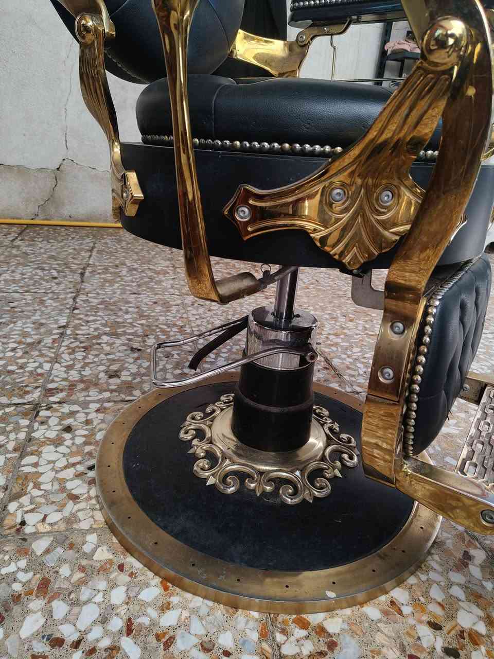 كرسي حلاقة ملكي جگ عالي
العنوان بغداد شهداء البياع 
***********
