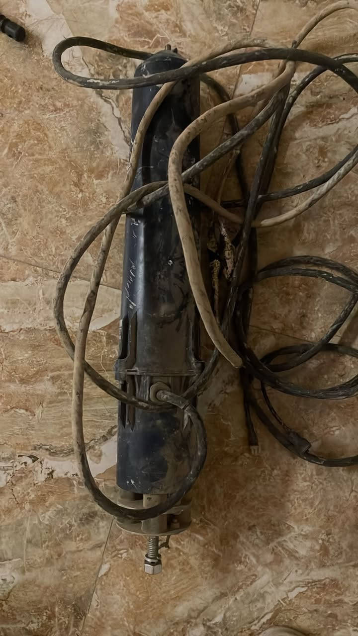 اجهزة باريت عجله مع هوائياتها  نوع HF عدد خمسه مستخدمه يوم واحد فقط تم تركيبها ورفضت من الشركة لاختيارهم نوعيات أخرى وكذلك معها هوائيات ابو البالون منظدي عدد اثنين تنباع كلها او تجزئه ماكو مشكله والسعر عند الاتصال وتستخدم في هواة اللاسلكي وتستخدم للاتصال بجميع أنحاء العالم وضمن ترددات HF حتى ترددات المطارات تعمل ومستعد لنصب الأجهزة باي مكان يحتاجها المشتري


**إذا كنت صاحب هذا الإعلان وتريد حذفه لأي سبب، رجاءا أرسل رسالة إلى الدعم الفني**