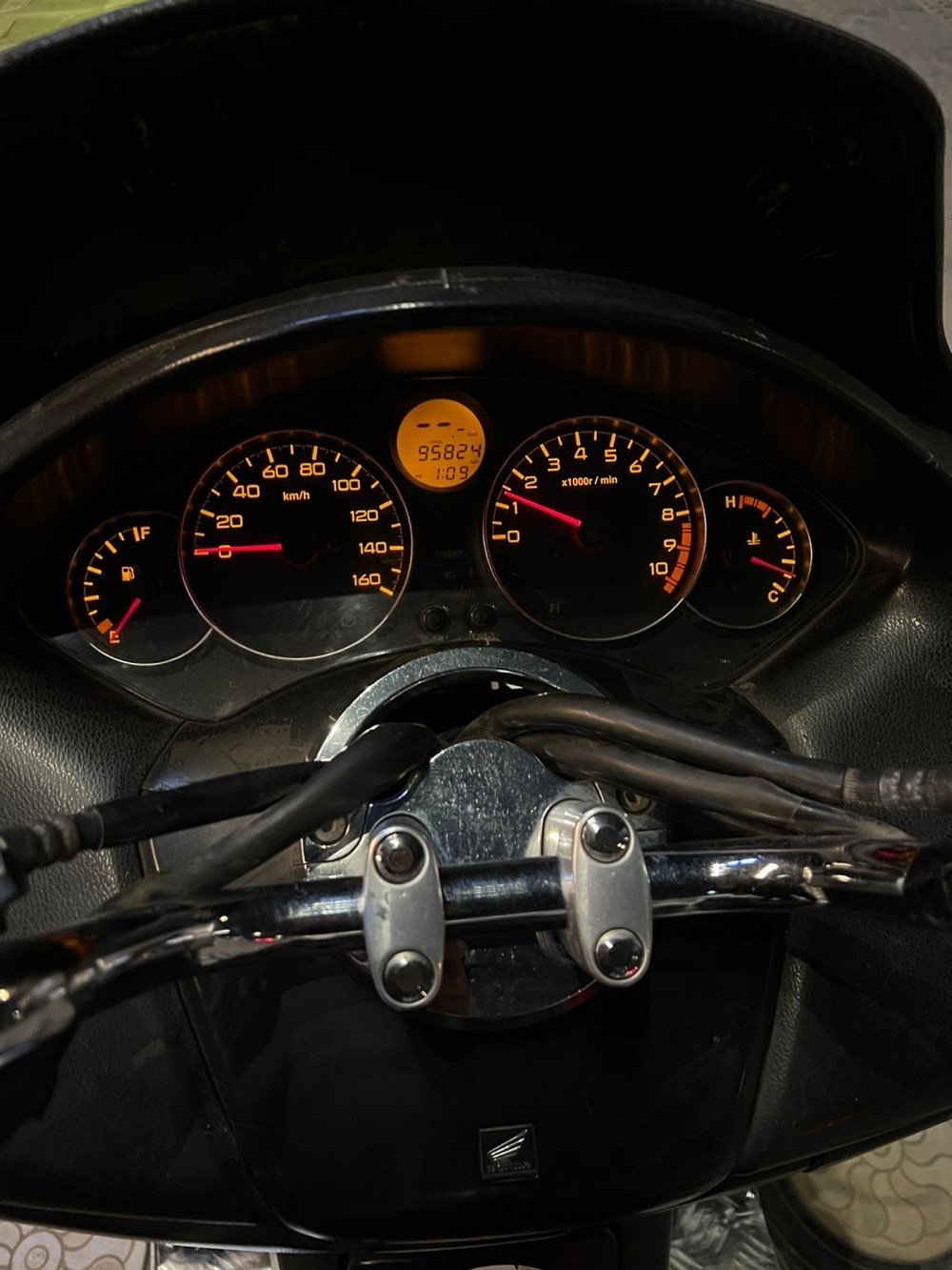 دراجة نارية سريعة وأنيقة بمحرك قوي وتصميم جذاب. لون الدراجة أبيض وتتمتع بحالة جيدة. مناسبة للسير في المدينة أو الطرق الطويلة. المستعملون السابقون أبدوا إعجابهم بأدائها وراحة القيادة بها. تحتوي على عدادات رقمية وحساسات دقيقة لتمكين القيادة بأمان.