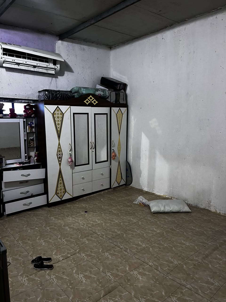 السلام عليكم، البيت في منطقة الجمعيات ورا عمارة أكادمية الثقلين، قرب مدرسة لؤلؤة البصره قرب مكتب عدي عواد، البيت مساحته حوالي 240 في 3 غرف، الصاله 8 مترات ودوانيه جبيره حمامين خارجيات وحمامات داخلية  للبيع مستعجل هوة وغراضة بي هواي غراض السعر 15 هوة وغراضة كامل البيت وحتى إزالة ما عليي ***********
