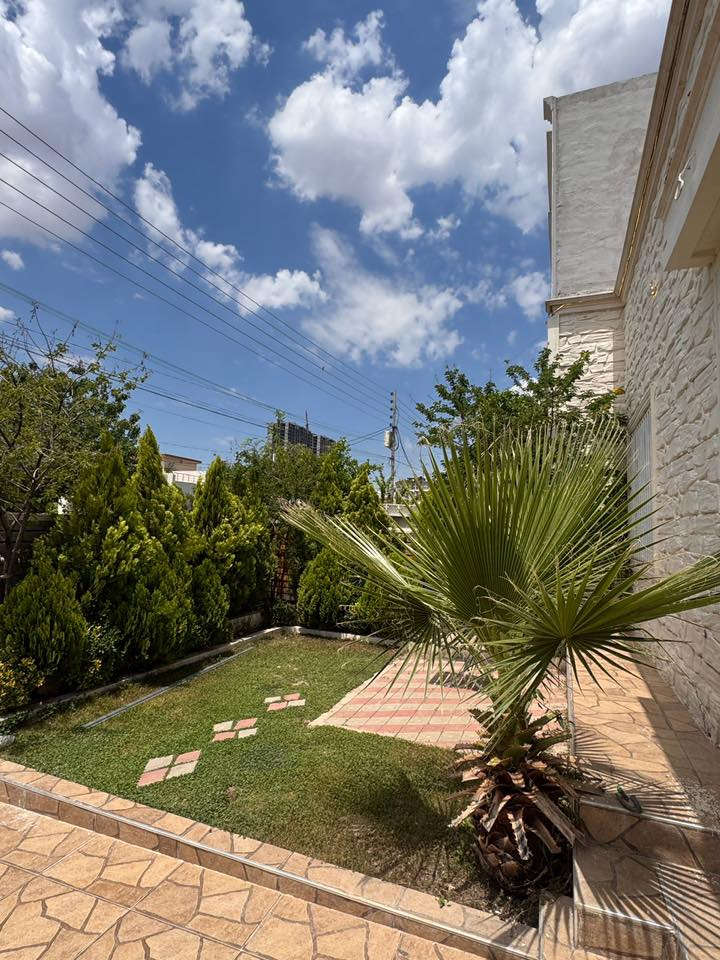 بيت للبيع 🔥
في مجمع ئندزياران - المهندسين- على طريق كويه✨
المساحة 200م
البيت هو والاثاث 
السعر 110,000$
11فتر 
للحجز تواصل وياي 
***********
***********
واتساب
