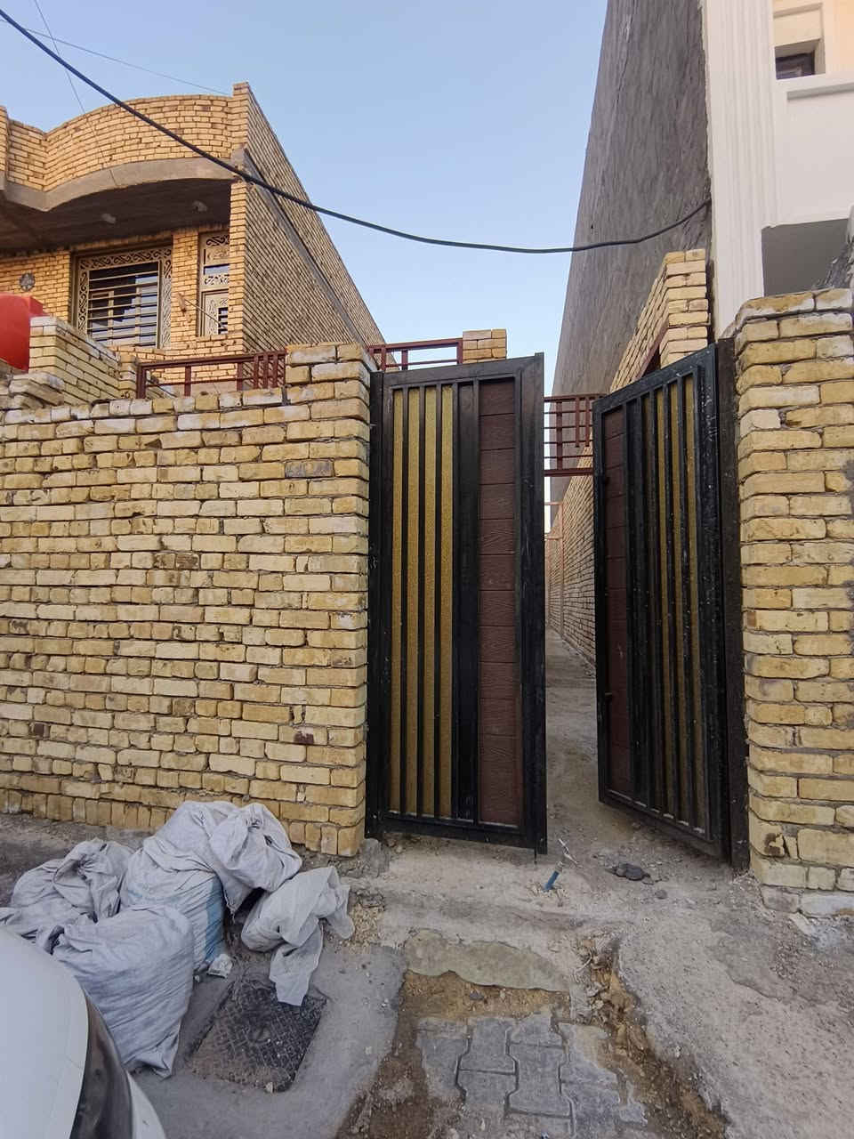 مشتمل هيكل  للبيع زين قوس شارع سيد يعقوب مساحه 100 متر (5×20) .يحتوي على استقبال +هول + مطبخ معزول +
غرفه نوم +مجاميع صحيه 
بناء مصار شهرين من كمل ب اسمي تحويل ثاني يوم 
(ملاحظه تريد هيكل تريد اكملك بناء حسب الاتفاق) 
للاستفسار اكثر الاتصال على رقم ❤
***********
مشتمل هيكل  للبيع زين قوس شارع سيد يعقوب مساحه 100 متر (5×20) .+
