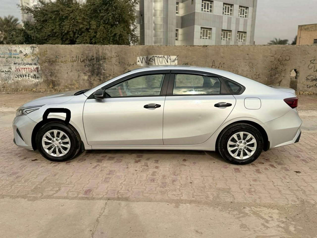 سلام عليكم 
سيراتو موديل 23مكينة 1600مكفولة على بارد بالجاملغ الامامي والسونار موجود بالصور المكان بغداد السيارة خير من الله السعر157وبيها مجال الاتصال *********** بغداد, العراق
