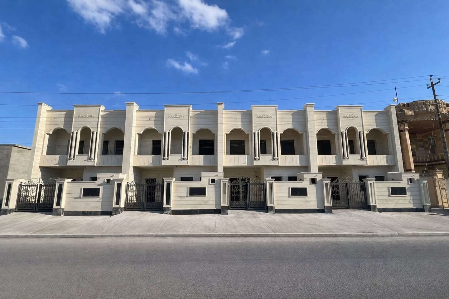 � فرصة مميزة للبيع – دار حديثة البناء بناء 2026

دار سكنية بتصميم عصري وموقع ممتاز، مناسبة للعوائل الباحثة عن الراحة والمساحة المنظمة.ويكون مطل على ساحه .

📐 تفاصيل العقار:

 • المساحة: 150 م²
 • الواجهة: 7.5 م
 • النزال: 20 م
 • البناء: طابقين

🏠 التوزيع الداخلي:

 • 4 غرف نوم�
 ◦ غرفتان في الطابق الأول
 ◦ غرفتان في الطابق الثاني
 • 
 • صالة استقبال واسعة
 • مطبخ عملي
 • 3 حمامات (صحيات)�
 ◦ حمام خارجي
 ◦ حمام في الطابق الأول
 ◦ حمام في الطابق الثاني
 • 

✨ مميزات الدار:

 • تصميم حديث مع سحب مغربي و واجهة جميلة
 • تقسيم مريح للعائلة
 • إنارة وتهوية جيدة
 • مناسب للسكن العائلي

📞 للاستفسار والمعاينة:
***********
***********
