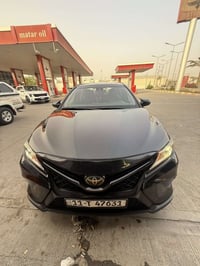 كامري للبيع 2018 se ماشيه 157.000 كيلو ضرر موضح بالصور سنويه بأسمي سعر...