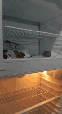 للبيع: ثلاجة بيكو (Beko) بحالة ممتازة
ثلاجة بيكو تركية الصنع، تتميز بتصميم عملي ومساحة تخزين واسعة، هادئة واقتصادية في استهلاك الطاقة.
المواصفات الفنية:
الماركة: Beko (صنع في تركيا).
الموديل: DS149010M.
السعة الإجمالية: 495 لتر (سعة كبيرة جداً).
سعة الثلاجة (الصافية): 330 لتر.
سعة الفريزر (الصافية): 102 لتر.
الأبعاد: تصميم طولي ببابين (فريزر علوي).
اللون: فضي (Silver) بتصميم عصري.
المميزات التقنية:
تعمل بنظام تبريد فعال (نظام مروحة داخلية لتوزيع الهواء).
غاز التبريد صديق للبيئة (R600a).
قدرة تجميد تصل إلى 5.5 كجم في الـ 24 ساعة.
تحفظ البرودة لمدة 20 ساعة في حال انقطاع التيار الكهربائي.
الحالة:
الثلاجة نظيفة جداً من الداخل والخارج (كما هو موضح في الفيديو والصور).
الإضاءة الداخلية والرفوف بحالة ممتازة وسليمة بالكامل.
للتواصل والاستفسار ***********
السعر على الخاص
