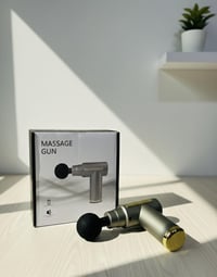 جهاز مساج احترافي (Massage Gun) يريح عضلاتك ويفك التشنجات بلمسات بسيطة...