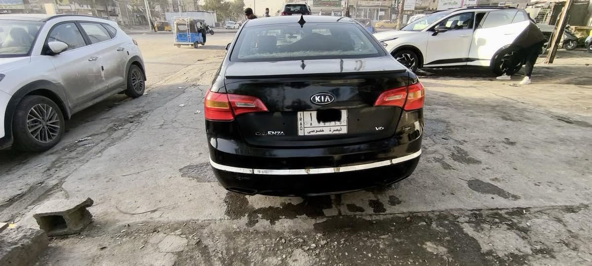 سلام عليكم كيا كادينزا k7 للبيع موديل 2012
بيها صبغ ربع البنيد وشوية بالباب الخلفي عكس السايق محرك 6 سلندر فول مواصفات عدا البنوراما
مكاني بغداد السيارة نقصها بوليش فقط وسعرها 90$ وبيها مجال بسيط رقمها بصره مشروع وطني الاتصال  على الرقم ***********
