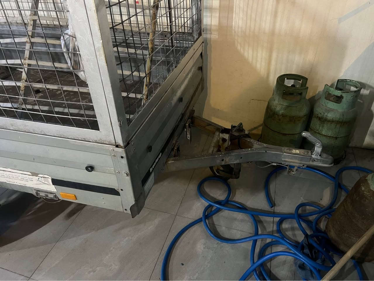 عارةبانةي دواي سةيارة
الماني وەجبەی قەدیم
مەنەفێستی لەگەلە
پێشەوەی قەلابە
کارەبایاتیی مەزبوتە
دوو چەمچەی لەگەلە
*********** أربيل, العراق
