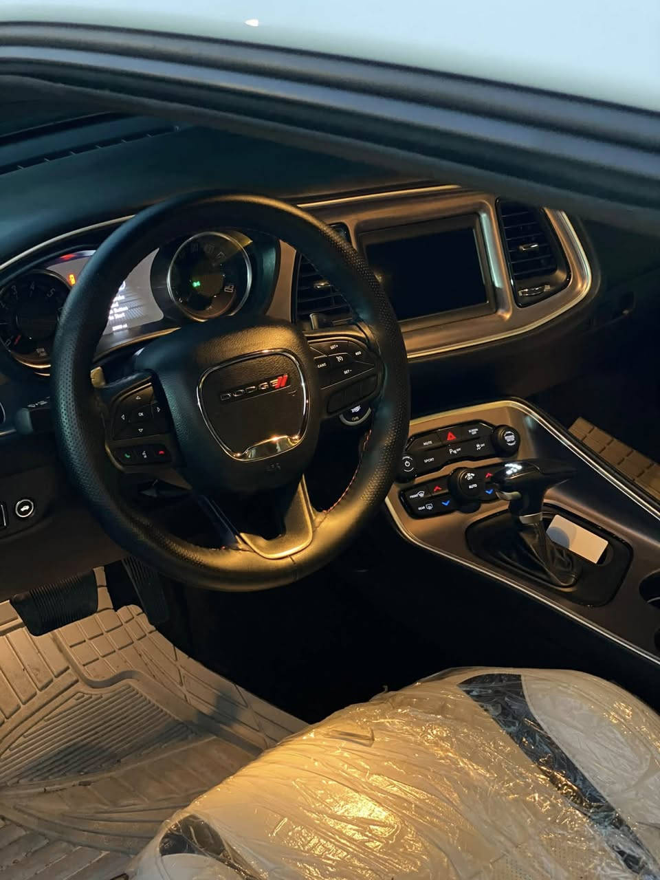 Dodge challenger 2022 GT 
مواصفات 
حاسه خلفيه 
تشغيل عن بعد 
كشنات جلد ابيض مميز 
شفتات ستيرن 
..................................
مكينه(٣٦٠٠)
سيارة ماشيه 27 مايل حقيقي 
حادث \ بيها بونيد جاملغ سكن و ايرباك طاك راجع و سستم و بشرط بدون دواخل 
تحويل و غرامات بشرط سنويه جديدة بأسمي 
السيارة احلي من صور 
مكان سيارة/ بسليمانية 
سعر:200 بيها مجال


**إذا كنت صاحب هذا الإعلان وتريد حذفه لأي سبب، رجاءا أرسل رسالة إلى الدعم الفني**