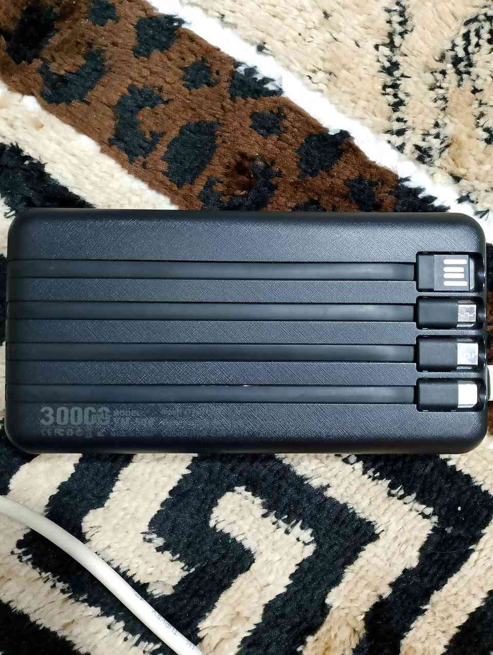 🔋 باور بانك (شاحن سفرية) قوي للبيع

باور بانك سعة 30000mAh
موديل YN503 
مناسب للسفر والاستخدام اليومي.
المميزات:
- يحتوي على 4 منافذ شحن (USB + Type-C + منفذ آيفون + منفذ للموبايلات القديمة).
- شاشة رقمية توضح نسبة الشحن بالأرقام.
- إضاءة LED للطوارئ.
- يأتي معه عدة كيبلات مدمجة للشحن (تايب سي + موبايل عادي).
- يشحن أكثر من جهاز بنفس الوقت.
- سعة كبيرة تكفي لشحن الهاتف عدة مرات.

📦 الحالة: شبه جديد ما مستعمل چثير
💰 السعر: 20,000


**إذا كنت صاحب هذا الإعلان وتريد حذفه لأي سبب، رجاءا أرسل رسالة إلى الدعم الفني**