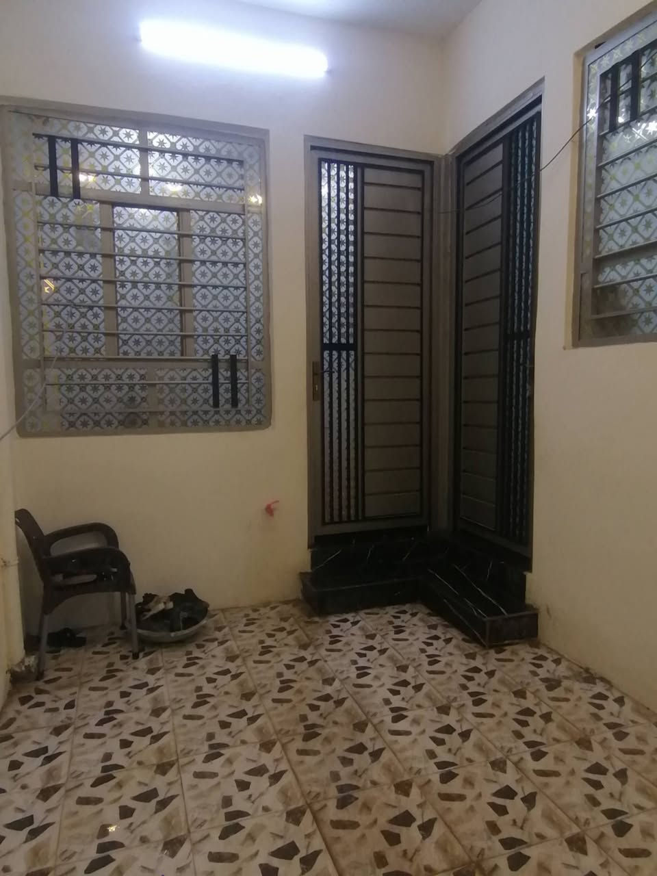 عندي بيت بحي الانتصار شارع 30 قرب أسواق حسام مساحه 110 غرفتين نوم وهول واستقبال ومطبخ مشتملات بيتونه سند 2025 بناء 2025 عالتبليط الجديد السعر 68 بي مجال للاستفسار الاتصال على الأرقام التاليه *********** بي واتساب كورك
***********
