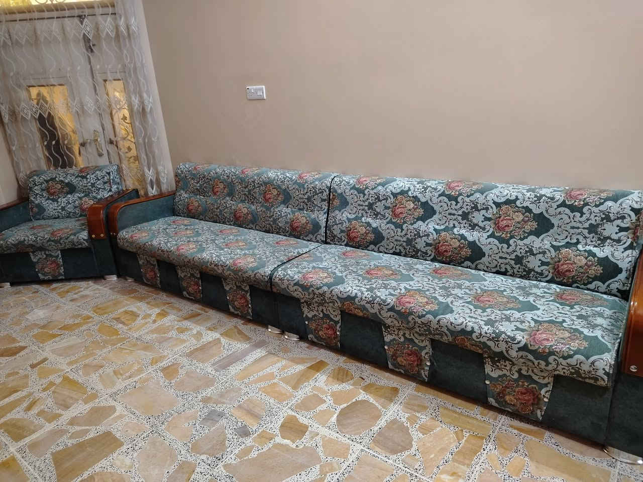 ديوان 15مقعد وميز بلازما وثريات عدد 5، 3صغير و2 كبير
السعر 900الف وبي مجال 
العنوان كريعات قصور


**إذا كنت صاحب هذا الإعلان وتريد حذفه لأي سبب، رجاءا أرسل رسالة إلى الدعم الفني**
