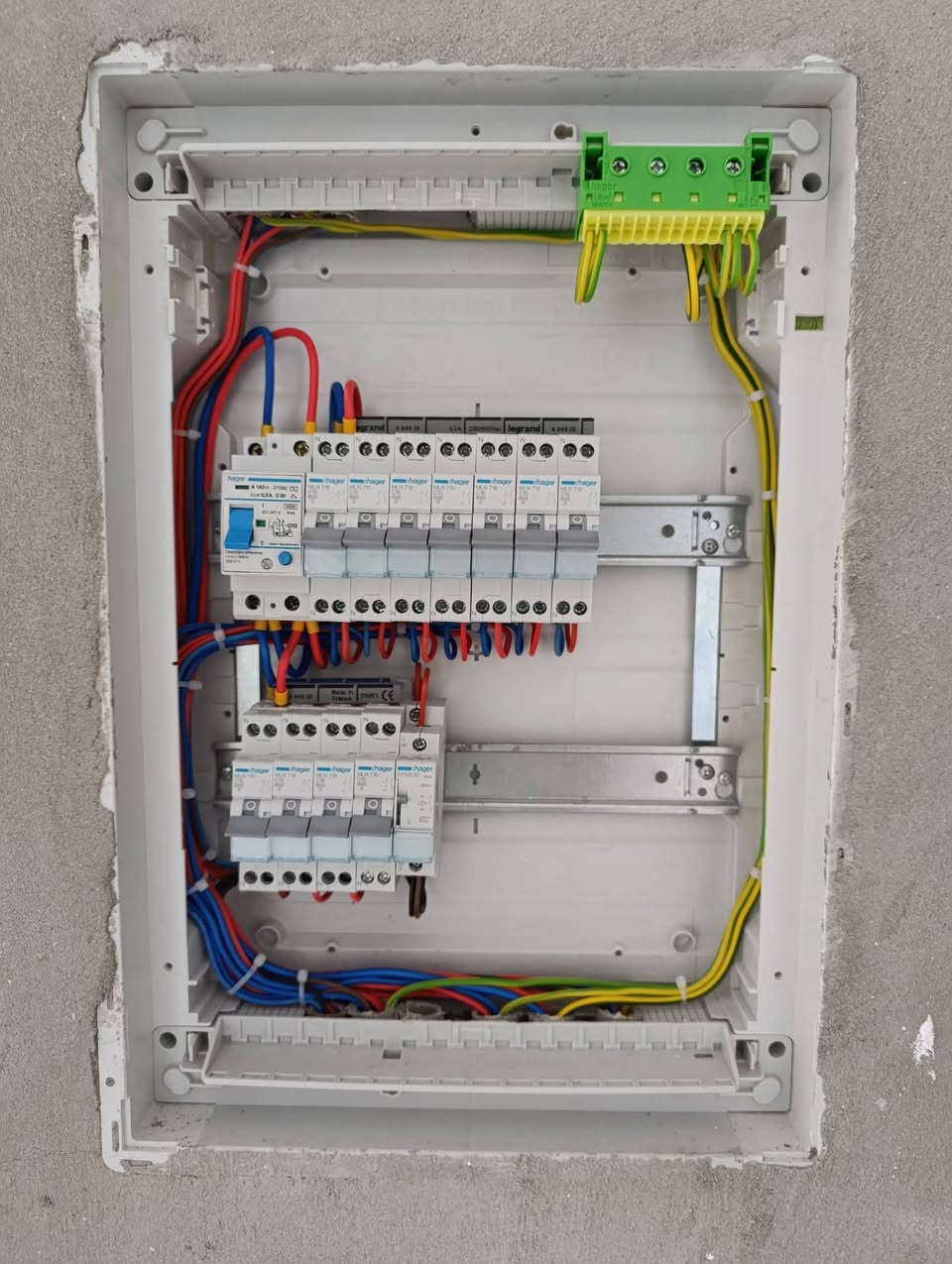 هل تبحث عن شبكة كهربائية آمنة ومنظمة تدوم لسنوات دون مشاكل؟ 🤔💡
العمل العشوائي في الكهرباء قد يكلفك الكثير، لذلك نحن هنا لنقدم لك التميز في الأداء والاحترافية في التنفيذ! ✨👷‍♂️

🔥 ماذا نقدم لكم؟

📌 تركيب وتجميع لوحات التوزيع الكهربائية (Tableaux Électriques) بأعلى معايير الأمان والدقة العالية.

📌 تنظيم وترتيب الأسلاك (Câblage) داخل علب التفرع بشكل يسهل الصيانة المستقبلية ويمنع أي التماس.

📌 توزيع الدوائر الكهربائية بطريقة احترافية.

📌 تركيب القواطع الكهربائية والحمايات.

📌 ترقيم وتعريف الدوائر لتسهيل الصيانة.

📌 احترام معايير السلامة وجودة التنفيذ.

📌 تأسيس كهربائي متكامل للمنازل، والمباني، والمحلات التجارية بلمسات عصرية حديثة.

💎 لماذا تختارون خدماتنا؟

✨ إتقان تام: نهتم بأصغر التفاصيل لضمان سلامة عائلتك ومنزلك.

📐 جمالية وتنظيم: صور أعمالنا تتحدث عن مدى ترتيب ونظافة ورشاتنا!

⚡ كهرباء المباني • الإنارة • الصيانة الكهربائية • اللوحات الكهربائية.

📞 للمزيد من المعلومات أو لطلب خدماتنا، لا تترددوا في الاتصال بنا:
📱 الهاتف / واتساب: ***********
