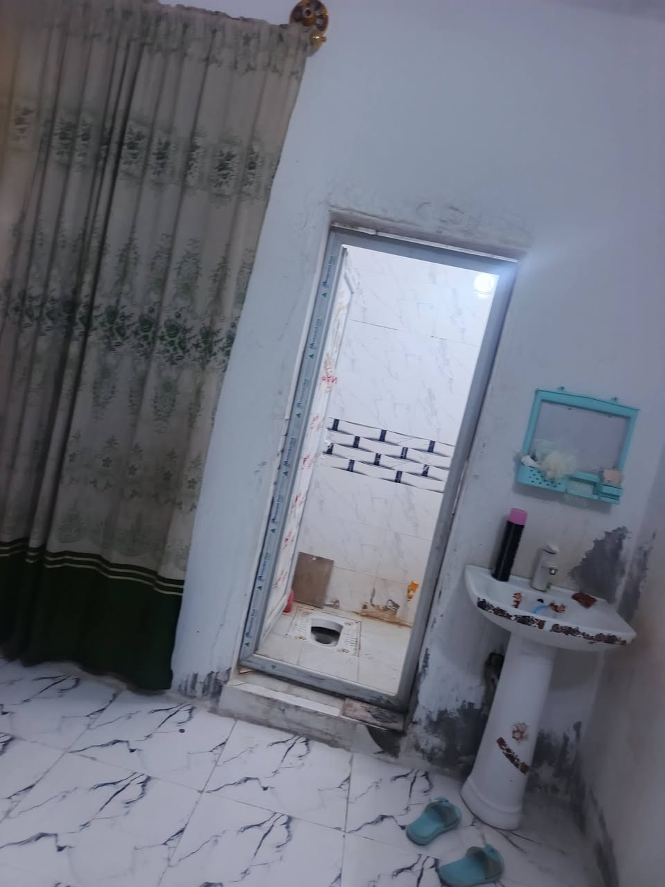 ياالله
سلام عليكم
البيت البيع طابو صرف
مساحه((200)) متر بناء حديث
يحتوي على استقبال وصاله ومطبخ
وغرفتين نوم صحيات داخليه و صحيات 
خارجيه طابق ثاني غرفتين نوم وصاله 
الماجديه سيد عاشور قرب ٤سايدات سيد جميل استفسار اتصل ((***********) (
((***********)) اخوكم أبو عراق....
