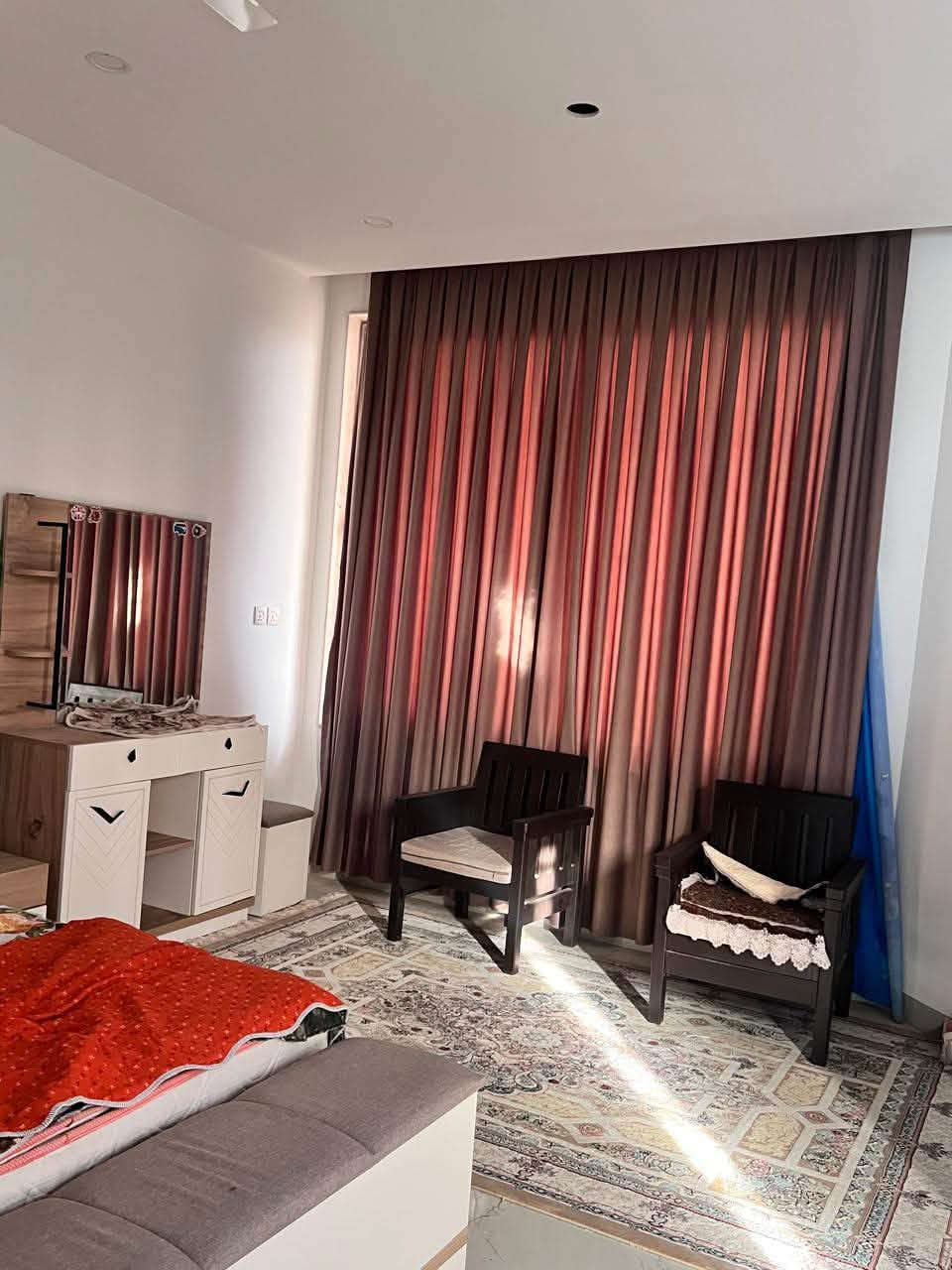 السلام عليكم بيت بل مجمع البيادر على شارع ٤٠ التجاري المساحة ٢٠٠م طابقين حر غير مطلوب المداور ثاني يوم تفاصيل العقار أربع غرف وصالتين ومكتب صغير ومجموعتين صحية للستفسار الاتصال على الرقم *********** أو مراجعة مكتب عقارات الثابت عنوان المكتب السماوة حي الحكم مجاور مجمع الالماني توتل مقابل متنزه النورين اكتب تم حتى يصلك السعر تابع الصفحة سيصلك كل ماهوه جديد  ملاحظة تم بناء هذا العقار حتى إشراف هندسي متخصصين في هذا المجال البيت جداً راقي .
