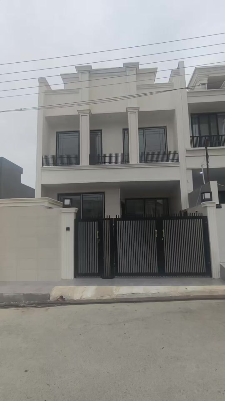 🏡 خانوو بۆ فرۆشتن
📍 شوێن: هەولێری نوێ، نزیک ماونت ڤیو
📐 ڕووبەری: ١٢٥ مەتر
🛏 ٤ ژووری نوستن
🌅 ڕووگە: ڕۆژهەڵات
🌳 بەرامبەر باخچە
💰 نرخ: 13.5$
📞 بۆ زانیاری زیاتر پەیوەندی بکەن ***********
______________________________________________
🏡 منزل للبيع
📍 الموقع: أربيل الجديدة، بالقرب من ماونت فيو
📐 المساحة: 125 متر مربع
🛏 عدد الغرف: 4 غرف نوم
🌅 الواجهة: شرقية
🌳 الإطلالة: مقابل حديقة
💰 السعر: 13,500 دولار
📞 للمزيد من المعلومات يرجى التواصل  ***********
______________________________________________
🏡 House for Sale –
📍 Location: New Erbil, near Mount View
📐 Area: 125 sqm
🛏 Bedrooms: 4
🌅 Facing: East
🌳 View: Facing a garden
💰 Price: $13,500
📞 For more information, please contact us ***********
