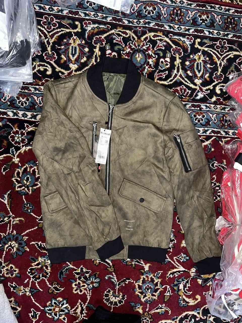 بسم الله الرحمان الرحيم شروة 2100قطعة جديد (وليس مستعمل)
منوعات قماصل بلوز رسمي هودي بجامة بنطلون قميص قمصلة طويلة بلوز قطن القطعة 3الاف جملة ابيع كميات 

القماصل 280

قمصلة طويلة 145

هودي 105

قميص80

بلوز رسمي 170كلش حلو للطلاب 

وباقي التفاصيل بلخاص او على الرقم 

***********
