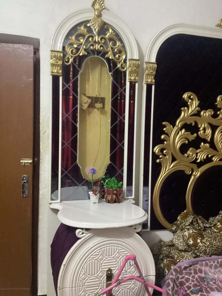 سلام عليكم غرفه تركي ١١ قطعه أو١٠ اكو قطع ما مصورهم بعد نضافه كدامكم مراوس بصاج عراقي أو بيع ب ٧٥٠ وبيها مجال بسيط الشراي علق أو وتساب ***********
