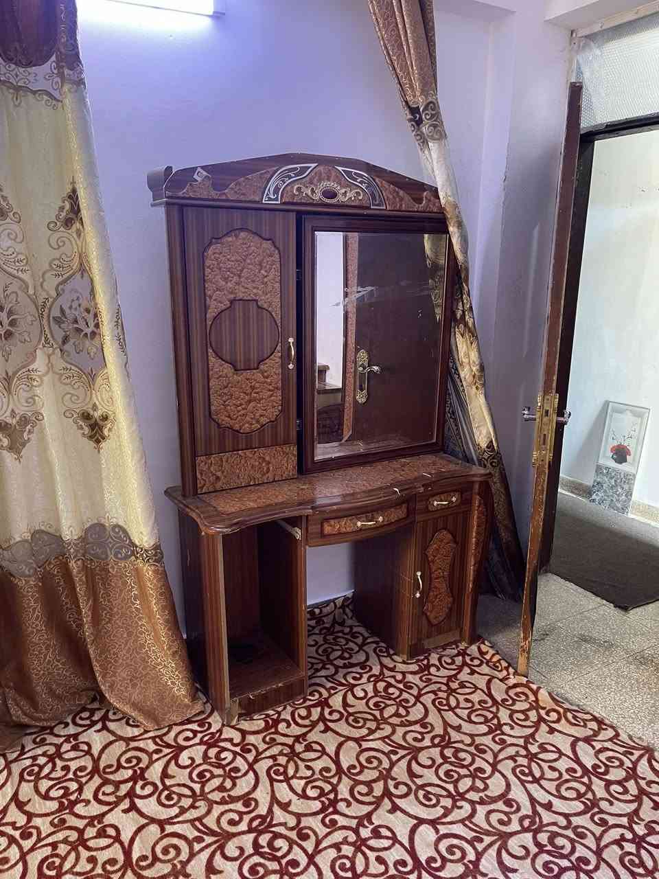 السلام عليكم شقه  مؤثثه طابق ارضي  بالمجمع السكني الاحمر ***********
