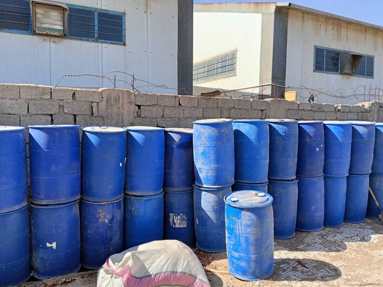 السلام عليكم
برميل ازرق باب أول 

درجه وله   220 لتر 

سعر واحد 25 

و كل 10 واحد مجاني 

كميه خير من الله 

تصفيت مخازن 

الإستفسار ***********
