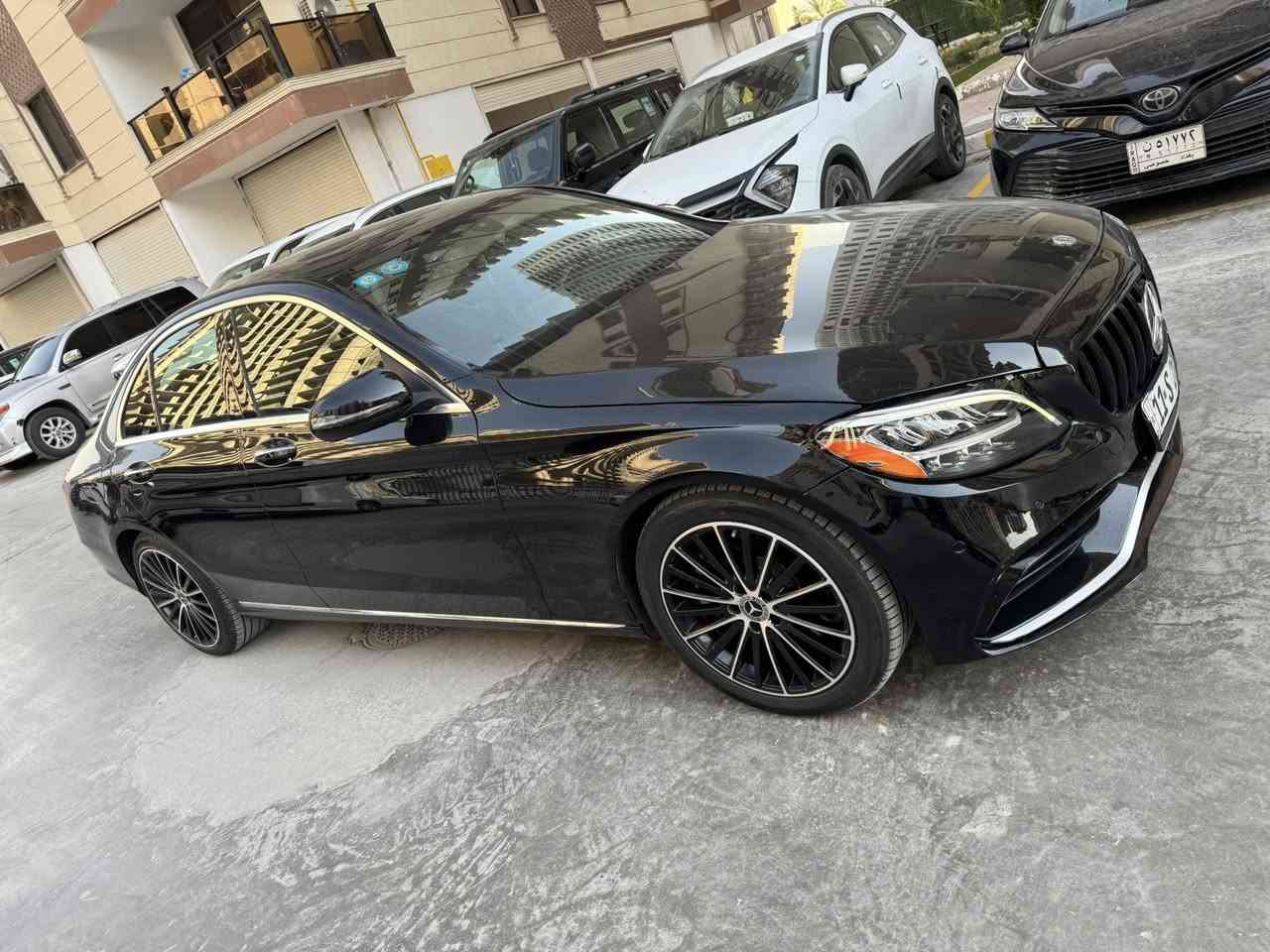 السلام عليكم
مارسدس C300موديل ٢٠٢١ للبيع او للمراوس 
السياره فول مواصفات جديده بدون اي نقص 
ماشيه ٣٩ الف ميل 
السياره وارد امريكي بيها حادث حافه البنيد بدون اي ايرباك 
رقم بغداد باسمي 
مواصفات ال C300معروفه 
مكان السياره بغداد المنصور 
للاستفسار *********** 
تحياتي
