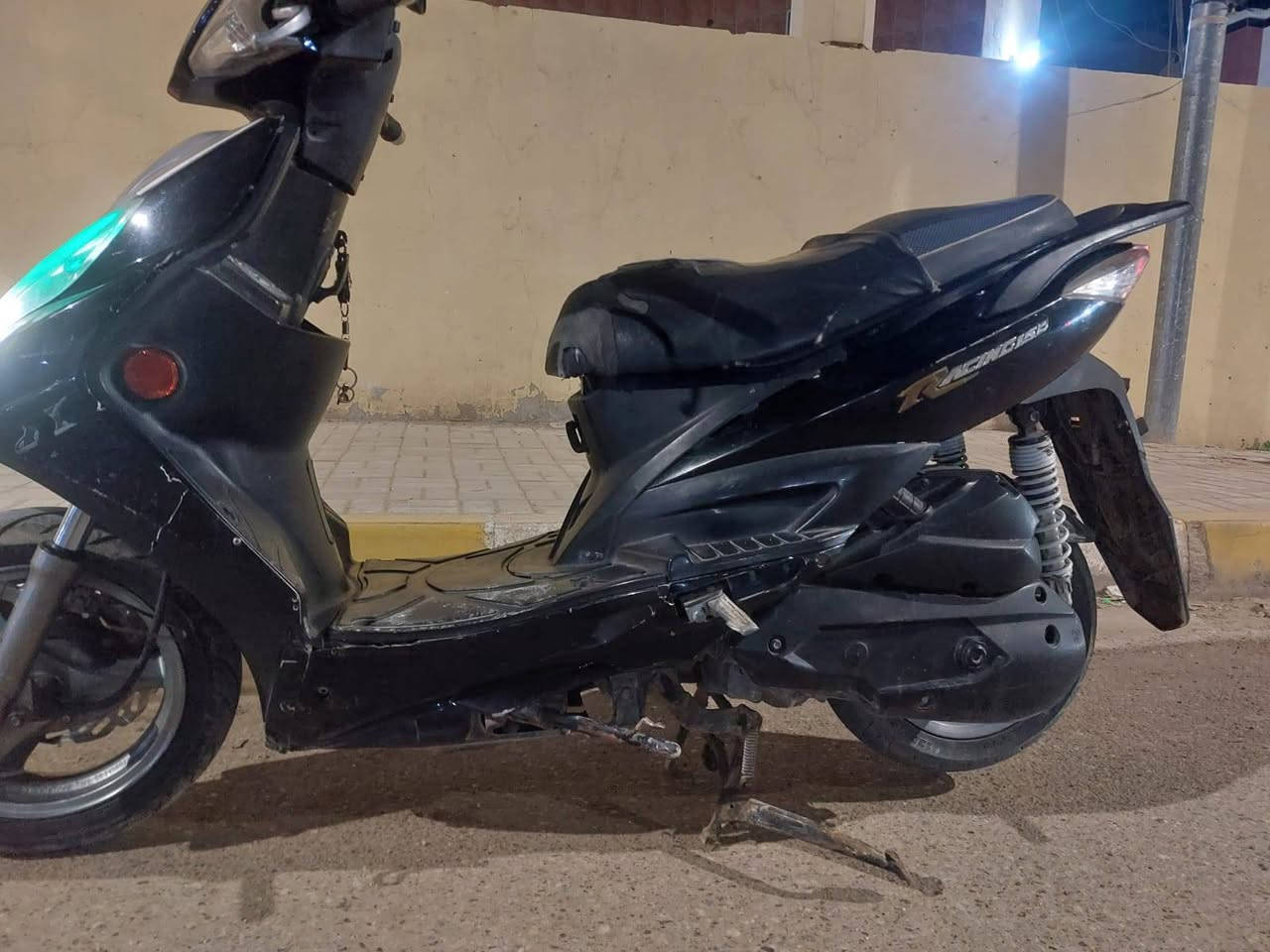 للبيع كايمكو رايسنك
ياباني مال باله رمبه
شغال كامل نكره سلف بكل وقت 
باتري جديد شديته 
المحرك صافي وناعم ونضيف 
ونشاط فوول شلعه ومعدل يخبل
بريكات امامي وخلفي شغالات 
دبلات4امامي وخلفي
لايت عالي ناصي وسكن
اشاير4امامي وخلفي كلهن شغالات
بك لايت وصطاب لايت شغال 
كهربائيات كاملات ما عدا الدشبول 

ماطور نضيف وكامل مال جناي 
السعر 350
شراي اتصل
هـ***********
العنوان الرمادي
