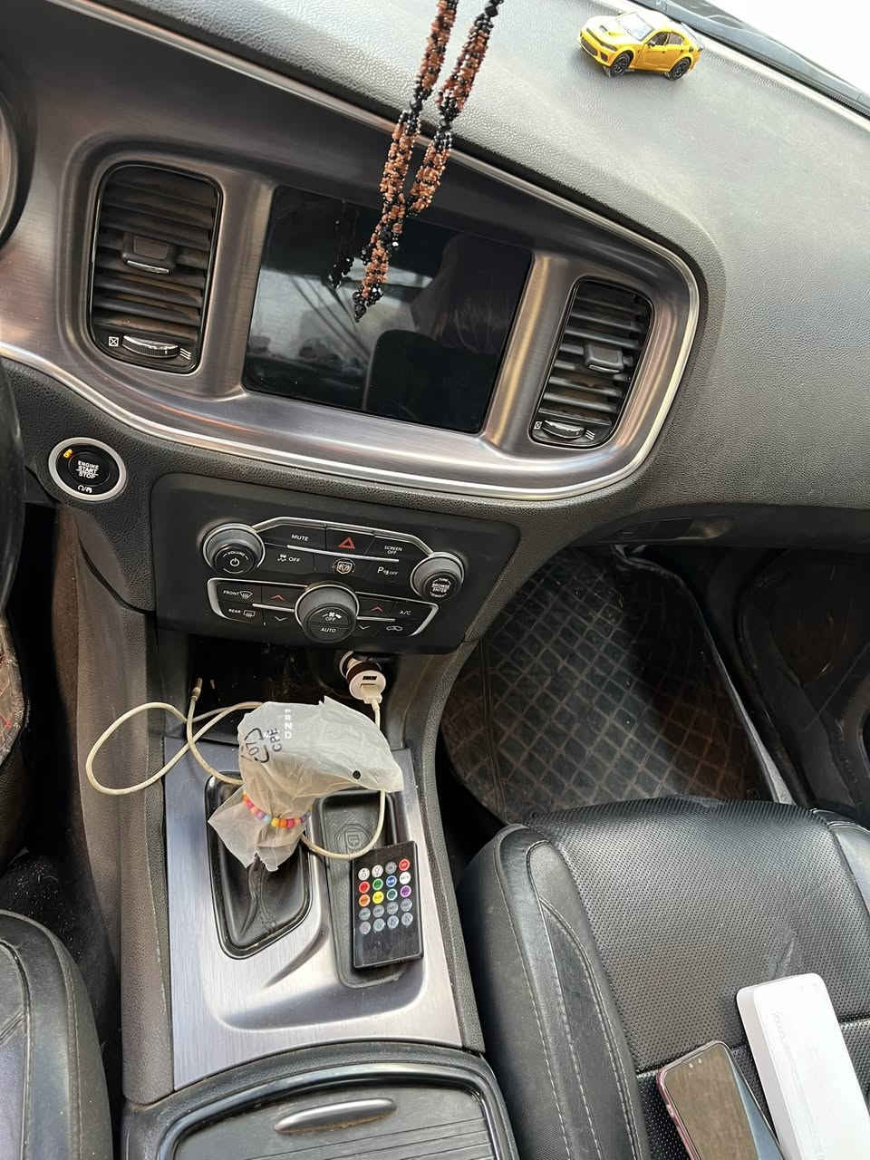 دوج جارجر  موديل 2017
سياره فول مواصفات  بدون سقف سلايت
تخم تاير جديد 
سياره رقم إنكليزي سنويه و رقم جديد
سياره فول كماليات  
حادث خفيف بس صندوك من جوه شويه
وجانب الايسر يوجد صبغ 

***********
