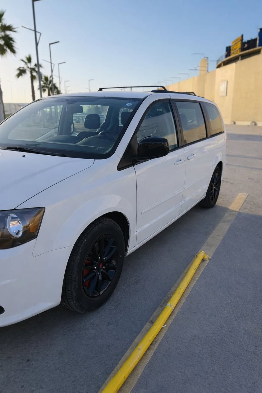 � للبيع – دوج  كراند كرفان  2013 🚘
🔹 اللون: أبيض
🔹 المواصفات: SXT
🔹 المشي: 90 ألف ميل فقط
🔹 الرقم: بغداد إنكليزي جديد
🔹 السنوية: باسمي أنا المالك 
ومستعد للتحويل مباشر

حادثها جاملغ خلفي وباب مبدل باخر نفس اللون  
جاملغ السايق بي صبغ فقط شي بسيط جدا وبدون ضرر  ولا حادث  ابدا 
صور الحادث وكلشي مرفق مع صور السياره 
صور السونار مرفقة  مع صور السياره 

المواصفات والتجهيزات:
✅ تبريد ثلاث قطع
✅ أبواب كهرباء
✅ كشنات  جلد
✅ كشنات منفصل
✅ كشنات  كهرباء
✅ فرس وسطي أرضي
✅ ويل حجم 17
✅ دسك كبير رياضي
✅ كامرة  
✅شاشة مسجل 
✅شاشة اعطال 
✅تشغيل عن بعد
✅ تخم تاير جديد قبل اقل ال 10 يوم 
✅بطارية جديدة ماركة ممتازة
✅ السياره ما بيه لا جطل  ولا  تيب ولا كتف  ولا اي تلزيك   سيرفس  طافي  وحداديتها  الصدر الامامي والخلفي  جديد وما بي اي اي اي نقص   وما بيه اي ملاحظات 
وبالخير على الي ياخذها  وتصير من نصيبة  

💰 السعر: 155 ورقة ( 🔒 )

📍 العنوان: بغداد – حي الخضراء
📞 للتواصل والاتصال:
0771-771-9311

ملاحظة: الاتصال للجادين فقط، الله يرزق الجميع �
