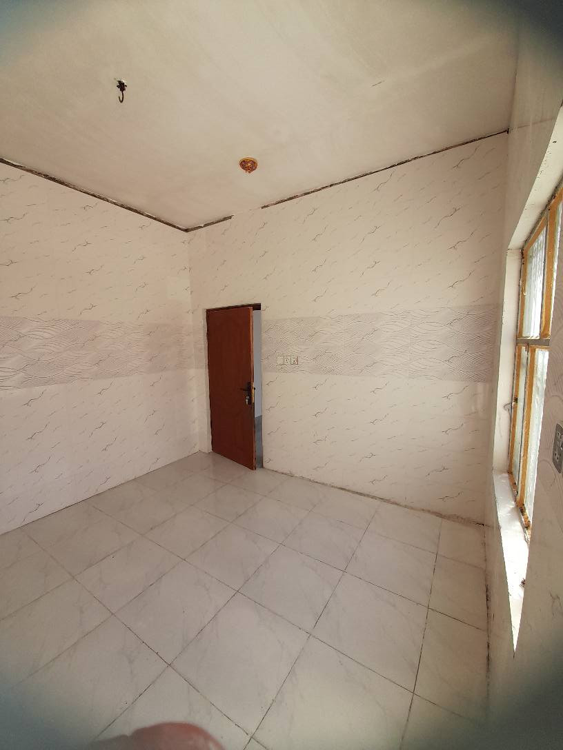 سلام عليكم 
دار للبيع 
طابو زراعي.   إقرار محكمة.  مرقم من البلدية
المساحة  150 متر  ركن على شارعين 
البيت إعادة ترميم رجع جديد 
يحتوي على غرفتين كبار 
صالة كبيرة 
استقبال كبير 
صحيات داخلية وخارجية 
البيت عالي عن الشارع 
خدمات كاملة ماء كهرباء مولدة خط سيارات سوق مدارس والمنطقة حلوة وجيران ذهب 
المكان شارع المعمل خلف مدرسة الازدهار 
السعر المطلوب  ٤٠ وبي مجال 
للاستفسار الاتصال على الرقم
*********** النجف, العراق
