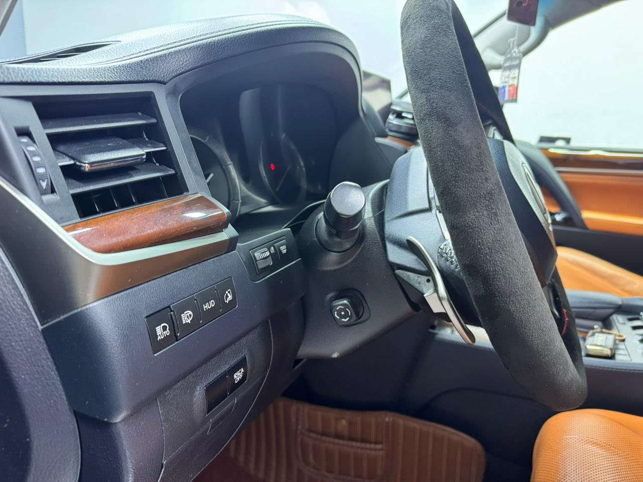 السلام عليكم ورحمة الله للبيع لكزز خليجي موديل 2018 ماشيه 99 الف رقم بغداد مكفوله كفاله عامه كل السياره على وضع الشركه تخم تاير دلوب مكان السيارة بالرمادي اعلا مواصفات سعرها 675 وبيها مجال للشراي والجناي 
***********
