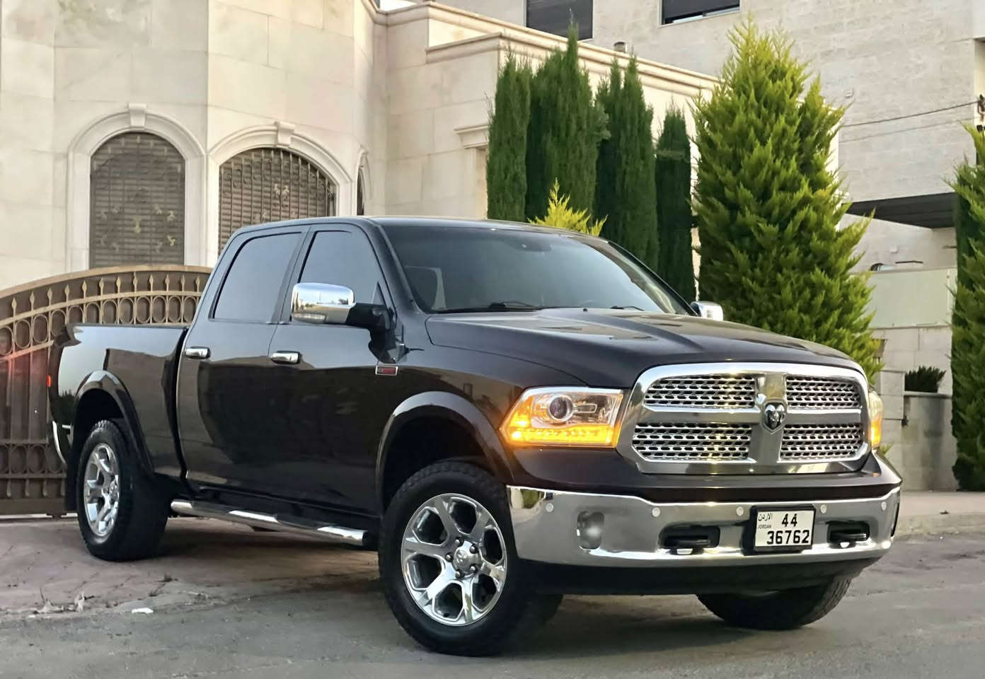 ‏  DODGE RAM 1500 laramie  Eco diesel RAM
دودج رام لارمي فحص كامل كرت ابيض 

•دودج رام 1500

عداد قليل 150 الف مايل 

• السنة: 2016 

• الفئة: لارمي laramie 

• المحرك: 3.0L V6 إيكو ديزل – قوة واقتصاد في استهلاك الوقود

• نوع الدفع: دفع رباعي (4x4) 4 وضعيات

• ناقل الحركة: أوتوماتيك 8 سرعات

• اللون الخارجي: بني ميتاليك  مميز جداً 

• اللون الداخلي: جلد بيج  فاخر مع تطعيمات خشب طبيعي باللون البني 

• الفحص: فحص كامل 

الإضافات والمواصفات:

• تشغيل بصمة + دخول ذكي

فتحة قناص

غرفة لون بيج وبني مميزة وكاالة

• شاشة كبيرة لمس (نظام Uconnect)

• كاميرا خلفية

• تبريد وتسخين المقاعد الأمامية + تسخين المقاعد الخلفية

• تسخين عجلة القيادة

• مقاعد جلد فاخرة قابلة للتعديل كهربائياً مع ذاكرة

• مكيف لمس Dual Zone أمامي + فتحات تكييف خلفية

• نظام ملاحة GPS مدمج

• نظام صوتي Alpine فاخر مع سبووفر

• مرآيا كهربائية قابلة للطي مع تسخين 

• تحكم من المقود - مثبت سرعة - تحكم بالصوت والميديا

• كشافات أمامية زينون + أنوار نهارية ليد + إنارة خلفية LED

• جنوط وكالة 20 إنش كروم

طارة جلد – تعتيم تلقائي للمرايا – حساسات مطر وإنارة

• سعة تخزين كبيرة داخلية 

مالك اول من الحرة  

السعر : 16750 دينار 

  للاستفسار على الرقم : 
0799844732


**إذا كنت صاحب هذا الإعلان وتريد حذفه لأي سبب، رجاءا أرسل رسالة إلى الدعم الفني**