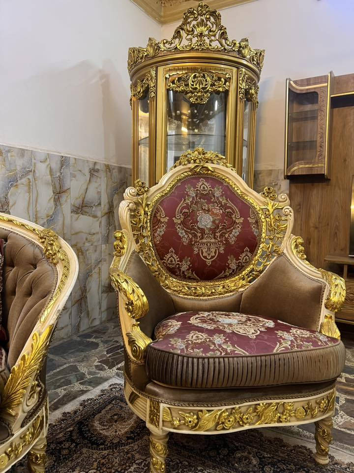 صاله مصري خشب زان طلاء ورق الذهب متكونه من تخم وطبلات مرمر وفاترينا وصور وفازه السعر مليونين بالمنصور ***********
