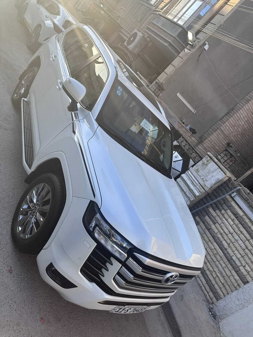 السلام عليكم 
تيوتا لاند كروز موديل 2022 شركة ساز ام الضمان محرك 6 سلندر 4000 السيارة فول مواصفات ماشيه 54 حقيقي استعمال نظيف جداً السيارة كفالة عامة من عدا الجاملغ الامامي مصبوغ والحافه مال بنيد مصبوغ اثر طخه بسيطه بدون دواخل بدون أي شيء والقطع نفسهم بلاديات بدون فتح 
وباقي السيارة على وضعية الشركة والسيارة رقم بغداد الجديد وبأسمي 
والمكان السيدية
والسعر 573$
وهذا رقمي ‭0790 129 1286‬
