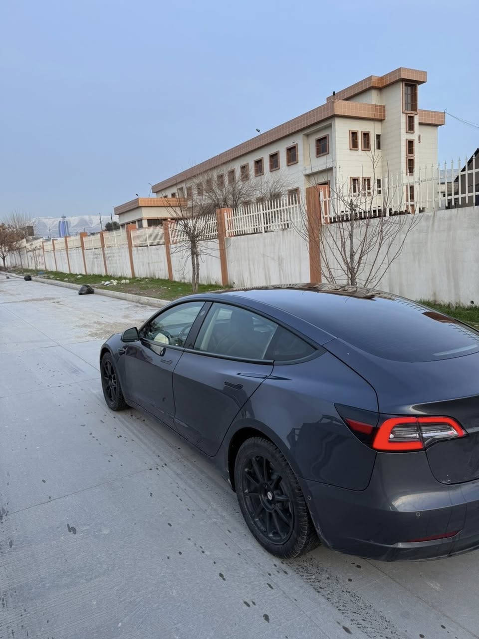 Tesla dual motor long range 2022
دەبڵ ماتۆڕ
Autopilot 
فول شەحن بێت ٥٥٠ کیلۆمەتر ئەڕوات
بێ بۆیاخ تەنیا یەک بست ساردی هەیە بە سنوقەکەیەوە بێ ناوگرتن و هەموو گیانی بە شەرت

شەحنی ئەسڵی شەریکەی لەسەرە

١٨٥ گەڵا و معامەلە

***********
