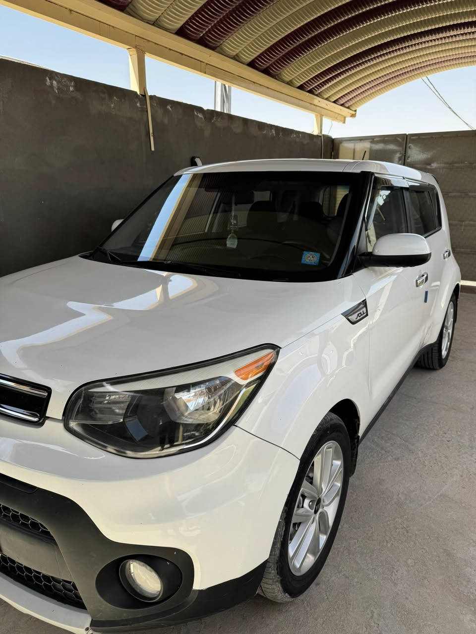 للبيع: كيا صول 2019 (Kia Soul) - مواصفات أمريكية بحالة ممتازة 🚗 تصليح درجة أولى وجاهزة للاستخدام فوراً ،ماكو اي نقص تفيد الجناي فول حدادية ،تخم تاير 

 المحرك :2000/gdi  غير مفتوح بلادي  
 اللون : ابيض 
 اللون الداخلي: [ مخمل اسود ]دواخل نظيفة جداً جداً

✨ المواصفات والأنظمة الأمريكية المميزة:
 شاشة ديسبريت ذكية تدعم Apple و Android Auto 

 تحكم ستيرن متكامل (حاكية، بلوتوث، تحكم بالمسجل).
 مثبت سرعة (كروز كنترول).

 أنظمة أمان متطورة (نظام مانع الانزلاق ،Abs وتثبيت حركة السيارة في المنحدرات) السياره ويل كب مع سبايدر شركة 
 تبريد وتدفئة ممتازة (شرط الثلج).

🛠️ تفاصيل الحادث والضرر 
 مكان الحادث: [في أمريكا: جاملغ أمامي وبنيد تبديل  وشبر من الباب (الباب مرشوشه )بدون أي تأثير على الشاصي أو اللغد. حادث العراق باب الجنطه بارد ورش 
قماره شواصي باقي الامور كفاله 
 الإيرباغات: سليمة بالكامل  
سونارها جوه بالصور 
 المحرك، الكير، التبريد، والتحويل بشرط الفحص (شغل واطلع).السيارة ب اسمي ورقم انكليزي بابل 

💵 السعر المطلوب  ١٢٧ ورقة  ]وقابل للتفاوض البسيط 
📞 للتواصل والاستفسار:
 رقم الهاتف:  ***********  واتساب او اتصال بالخدمة 

 مكان التواجد بابل /كفل

