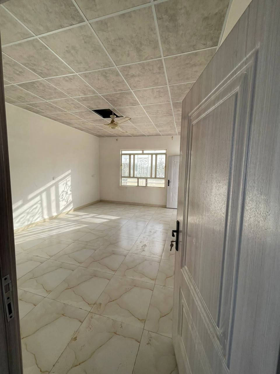 بيت للايجار 220م طابق ثاني ركن درج خارجي معزول هول داخلي 4×4 غرفة نوم 4×5 استقبال 4×6 درج للسطح توجد غرفة متروكة 4×5 مع بالكون كبيرة سقوف ثانوية سيراميك فول بناء 2024 حديث مجمع صحيات معزول الموقع كركوك الواسطي قرب أسواق انور سعر الايجار 300 الماء والكهرباء على صاحب البيت هاتف *********** أبو شاهين
