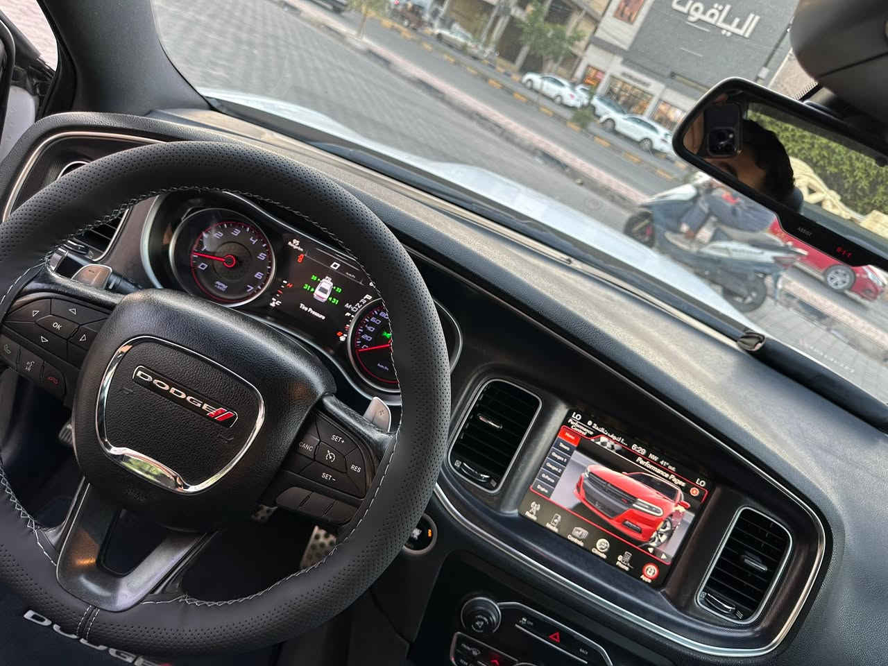 السـلام عليـكم 
للبيع دوج جارجر 2015 
SXT وارد كندي 🇨🇦 لون ابيض 
داخله كلين هنا صار بيها قطعتين صبغ بدون دواخل ولا فتح وبيها شبر صبغ بل جاملغ الامامي  وبارد بل جاملغ الامامي 
———————————————
محدث SRT كامل 
رقم اربيل بأسمي مداور ثاني يوم رقم انكليزي 
ما مشتغله خط 
محرك كير حدادية كفاله 
تبريد ثلج ❄️ 
تخم تاير جديد 
——————————
المواصـفات 
شاشه جبيره 
شفتات ستيرن 
كامره خلفية 
عدادات 260 كيلو متر 
دوسات رياضي 
منظومة زنون 
لدات سموك 
كشن حضن
تشغيل عن بعد 
بصمتين
تخم لحية امامي خلفي صفاح 
وباقي مواصفات الجارجر المعروفه 
——————————
مكاني النجف 
*********** 
***********
السعر 175 وبيها مجال بسيط.
