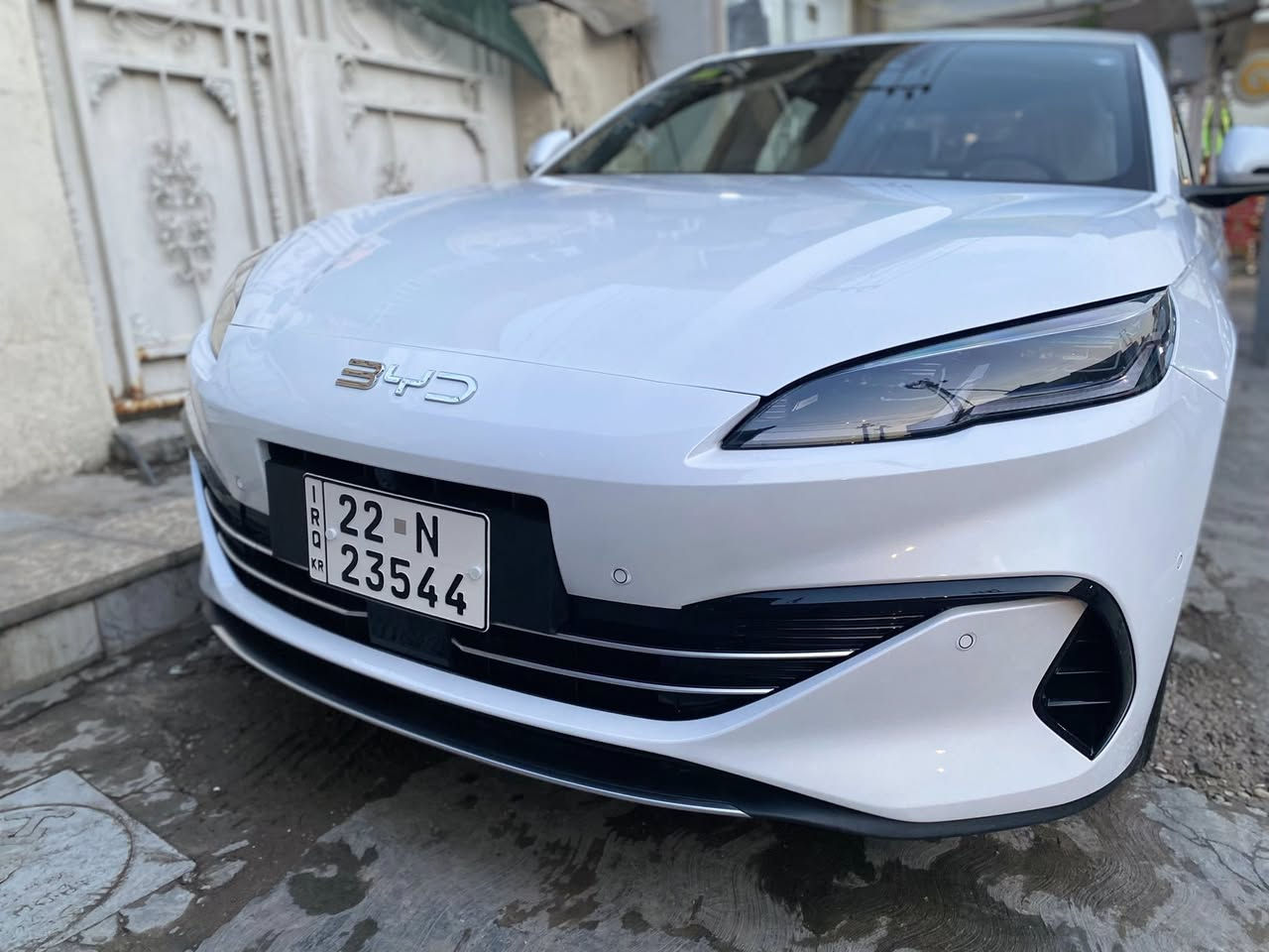 السلام عليكم BYD sel 06
ماشية 1400 كيلو  
لون ابيض داخل ابيض ملكي
فئة الفول مواصفات ١٣ كاميرا 
داش كام  مع حراسة ليلة يعني سيارة تعوفه بل ليل هية صور نفسة اي واحد يتقربله 
360 درجة صور 
نقطة عمياء
مانع تصادم 
تحديد مسار 
3 مودات للسياقة الذاتية بل كامل 
حساسات امامي خلفي مع اصطفاف ذاتي 
شاشة كبيرة وسطي بيه كل برامج محدث اخر تحديث 
بعد بيه هواي مواصفات ذكرت مهمات 
مع كافة ملحقاته كاعيات وشاحنة اصلية 
باسمي رقم  اربيل بسمي
مكانه بغداد شارع اسواق
السعر 156 ورقة بيه مجال فقط للشراي
 اتصال او واتساب
تواصل رقم ***********
اخوان متعجبه سيارة يعبر منشور يدعينة بل رزق
