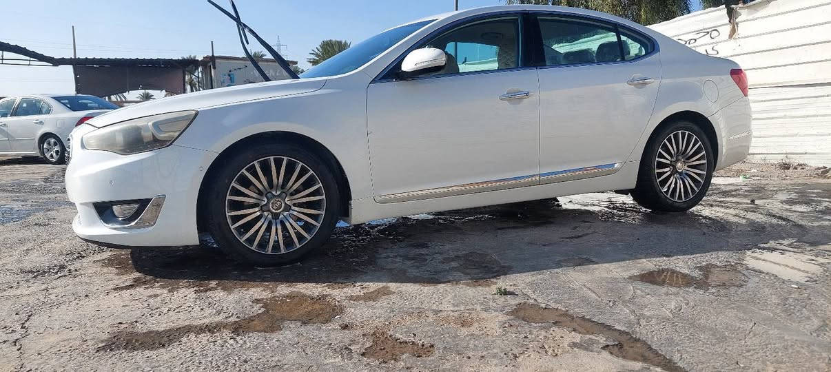 كيا كادينزا ٢٠١٤   / ٦ سلندر 
السعر ١١٥ ورقة
بيه ٤ قطع صبغ 
للستفساره
 ***********
***********
