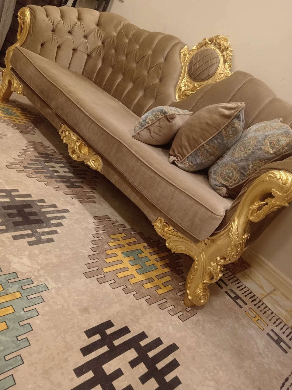 تخم زان كويتي شي تكمةةة
القنفات كبار رباعيه 2 مع كراسي،2 ومدخل مرمر تواصل 
***********
واتساب
الدوره
