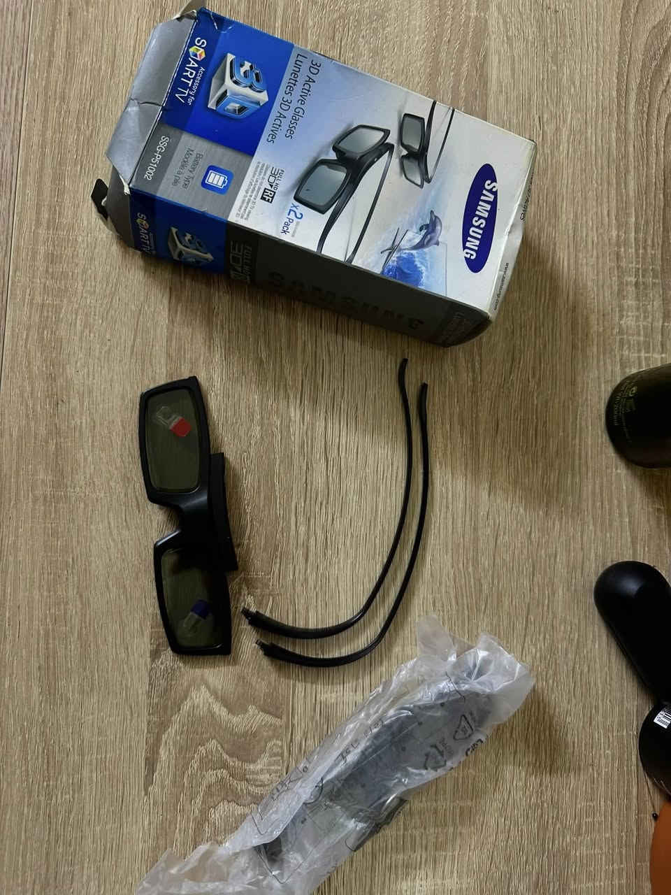هو عبارة عن نظارات ثلاثية الأبعاد نشطة
(3D Active Glas) أم ال اي
سامسونج الذكية.
إليك كافة التفاصيل المتعلقة بالنوع والمواصفات الظاهرة على العلبة:
1. معلومات الموديل والنوع
• الموديل الأساسي: SSG-P51002 (وهي عبارة عن حزمة مزدوجة تحتوي على نظارتين "x2
•("Pack
.Samsung :الشركة المصنعة ٥
Active 3D (Full HD 3D RF) :نوع التقنية ٥
وهي تعتمد على التزامن اللاسلكي عبر ترددات الراديو (RF) مع التلفزيون لتقديم صورة ثلاثية الأبعاد بدقة عالية الكاملة، وتختلف عن النظارات السينمائية العادية (Passive) لأنها تحتوي على شرائح إلكترونية داخلية.
2. المواصفات الفنية والتصميم
• نوع الطاقة/البطارية: تعمل بنظام استبدال
(Battery Type / Modele à pile) البطاريات
وعادة ما تستخدم بطاريات زر صغيرة من نوع

التصميم: النظارة تأتي بتصميم مرن حيث يمكن فك وتركيب الذراعين الجانبيين (كما يظهر في الصورة، الأذرع مفصولة عن الهيكل الأساسي للنظارة لسهولة التخزين أو التركيب).
• محتويات العلبة الظاهرة:
• الهيكل الأمامي للنظارة (العدسات
والإطار).
الأذرع الجانبية المرنة.
٥ مغلف بلاستيكي يحتوي على النظارة الثانية أو الملحقات الإضافية كالبطاريات
وقطعة التنظيف.
3. التوافق والاستخدام
• مصممة خصيصاً للعمل مع شاشات
Samsung Smart ال ا الي
وتحديداً الموديلات التي تدعم الاتصال عبي 1
البلوتوث/التردد اللاسلكي (RF) وليس الأشعة
تحت الحمراء (IR).


**إذا كنت صاحب هذا الإعلان وتريد حذفه لأي سبب، رجاءا أرسل رسالة إلى الدعم الفني**