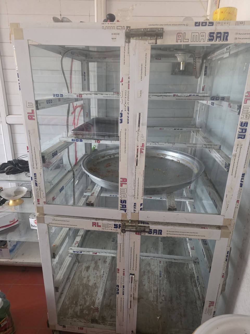 السلام عليكم عارضه حلويات نضيفه تاخذ 14 طاولي مع نشره بالداخل سعر مناسب ***********او مراسلة الصفحه
