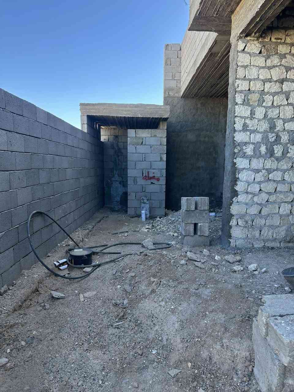 السلام عليكم 
دار للبيع المساحه 250 متر منطقه الشراع قبل محطه أسوار المدينه يعني بالبدايه قريب على الشارع العام يبعد 50 متر فقط عن الشارع الرئيسي منطقه كامله داخله مرتسم بلديه شارع 10 متر  الداخل بعده ما كامل واصل مرحله ماء ومجاري كامله واصل حسابهن كامل  حتى الكهربائي واصل حسابه كامل 
 السعر58 مليون  للاستفسار***********
