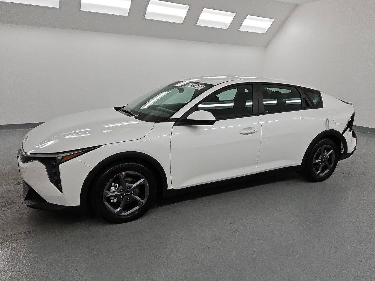 K4
الضرر موضح بالصور بدون رقم تترقم جميع المحافظات 
ماشيه 3000 
مكان السيارة حله مركز 
السعر 172 
***********
