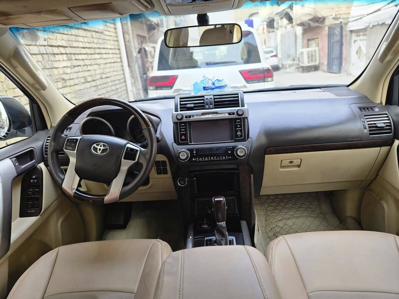 السلام عليكم
برادو ٢٠١٤ وارد خليجي 
بدون ضرر وصبغ وتبديل مكفوله كفاله عامه 
الموصفات 
فول مواصفات السياره جاهزه ورقم بغداد الانكليزي 
مكان سياره بغداد الكرخ  
للاستفسار الاتصال ***********
