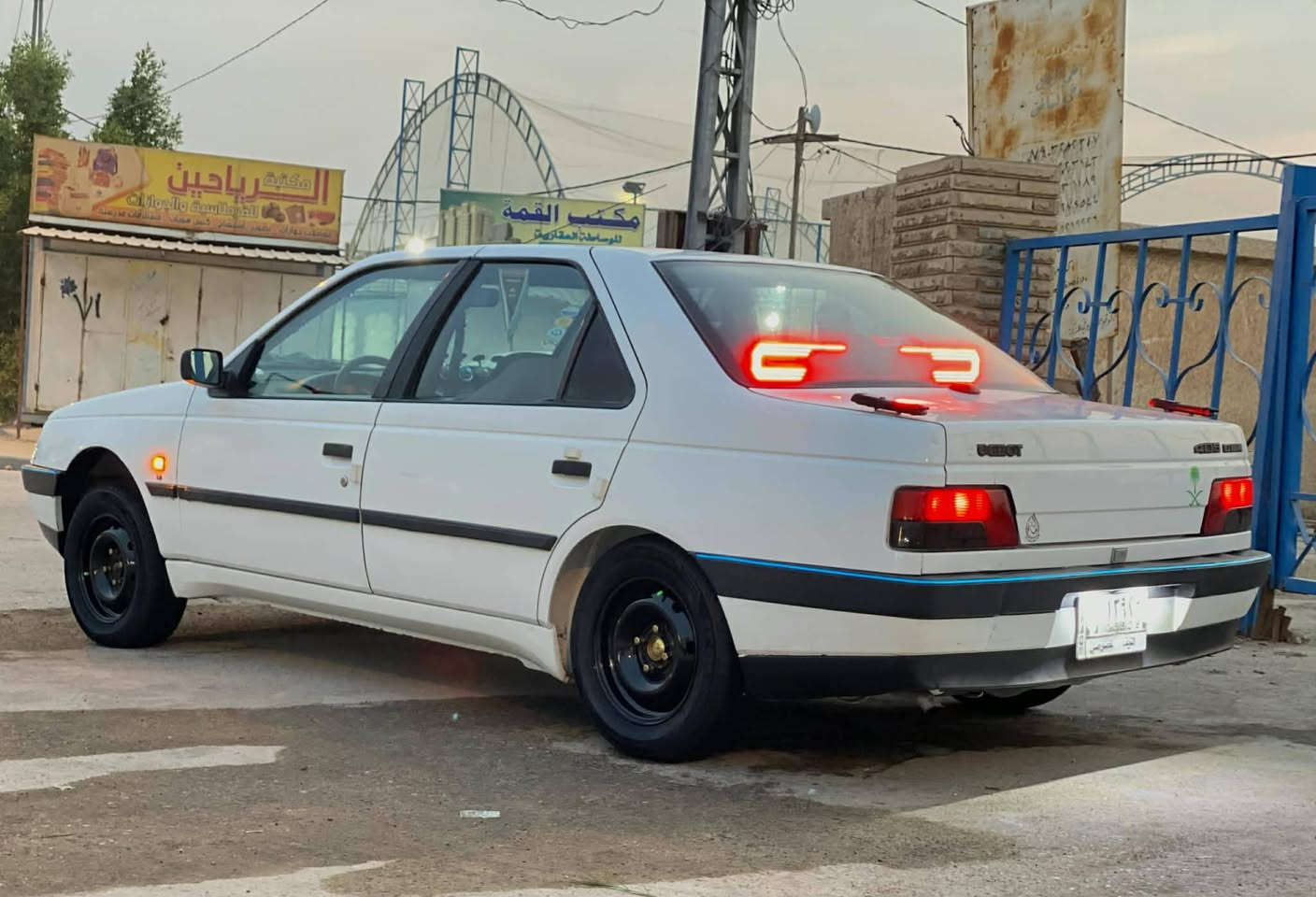 سلام عليكم للبيع بيجو 405مديل2012سياره كفاله عامه لاضربه ولاصبغ ولاتبديل فقط تكحيل جاملغ امامي والدوس معمرات كير مكينه بلجيس حداديه تبريد تدفئه كله جديد تخم تاير هستوني شديته رقم نجف السعر خاص ***********مكاني النجف. 
ملاحضه.(السياره بدون غراض).
