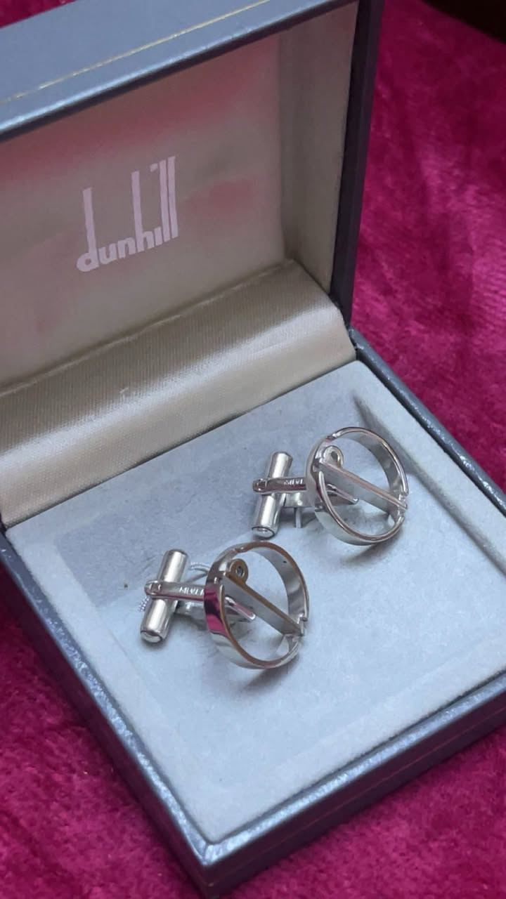 🔹اللهم صل على محمد وال محمد 
🔹كافلنك رجالي ماركة دنهل dunhillفنتج 
🔹(فضة)عيار 925 
🔹بالعلبة الاصلية 
🔹السعر 100 شامل التوصيل


**إذا كنت صاحب هذا الإعلان وتريد حذفه لأي سبب، رجاءا أرسل رسالة إلى الدعم الفني**