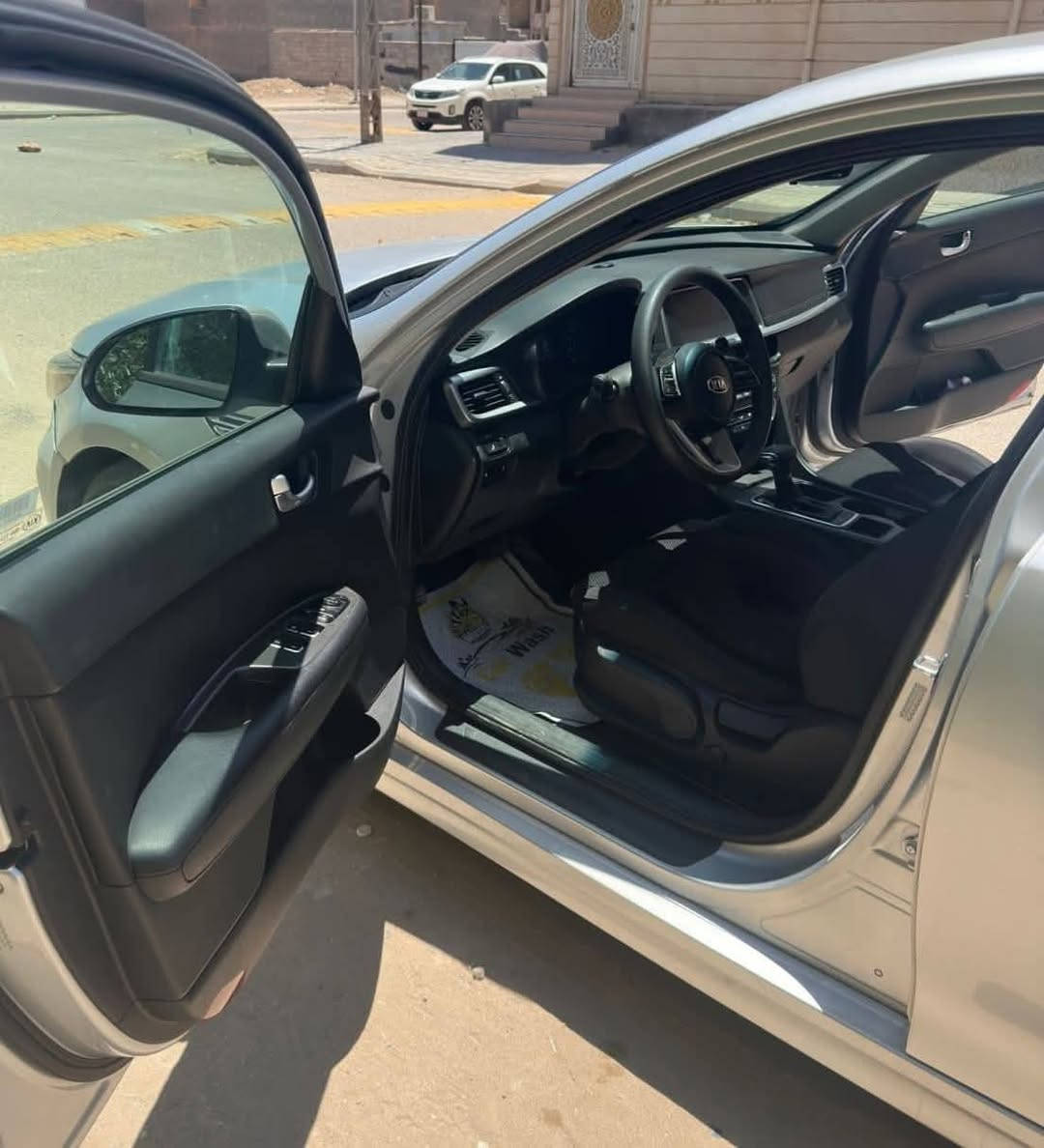 كيا اوبتيما  موديل ٢٠٢٠ 
محرك ٢٤٠٠ GDI
ماشيه ٢٧ الف ميل
تحكم ستيرن -انظمة قيادة
رادارات جانبية وامامية وخلفية 
كاميرا-حساس خلفي 
نقطة عمياء -تحديد مسار - مانع تصادم
وارد امريكي حادثها بنيد فقط-صور الحادث مرفقة
السعر ١٣٨ 
عنوان السيارة كربلاء... رقم صاحب السيارة ***********
