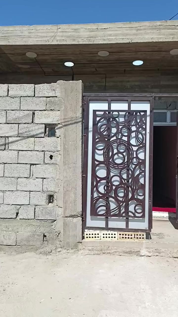 السلام عليكم 
بيت مساحة ٩٠ 
الواجهة ٥ 
ونزال ١٨ 
يحتوي على طرمه 2×5 و مدخلين للبيت 
متخل الاستقبال او متخل الصالة 
الاستقبال ٣٢٥×٤٥٠ 
وتخل البية العرض ١١٠ × ٥ 
الصالة ٥×٥ تحتوي على مطبخ ودرج 
غرفة نوم ٥×٤ 
وحمام ٢×٢ 
ترك ١٢٥ ×٢ 

خلف البانزين خانة
السعر ٤٣ او بي مجال 
الاستفسار 
***********
